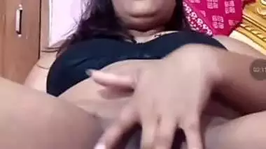 Unsatisfied bhabhi fingering fat pussy on live cam
